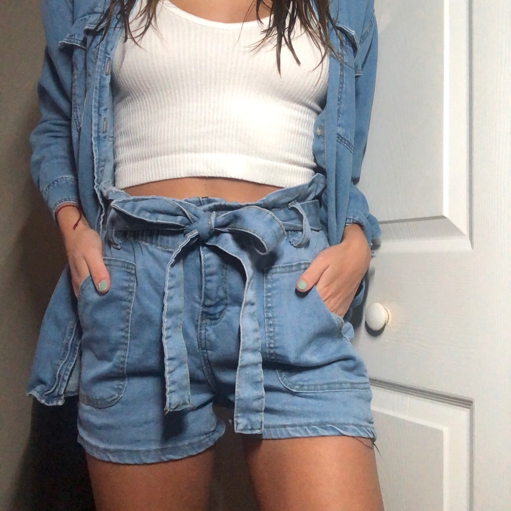 Denim shorts with elastic band and denim tie.